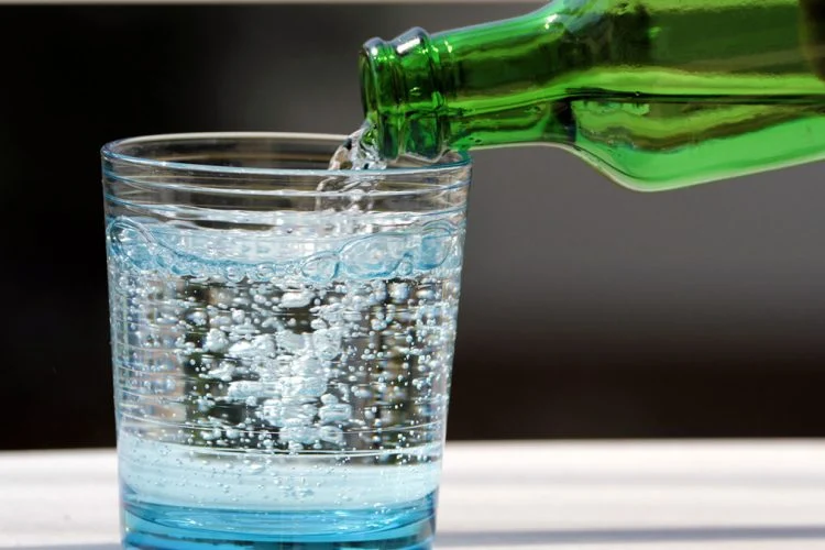 Pse uji i gazuar djeg në fyt?